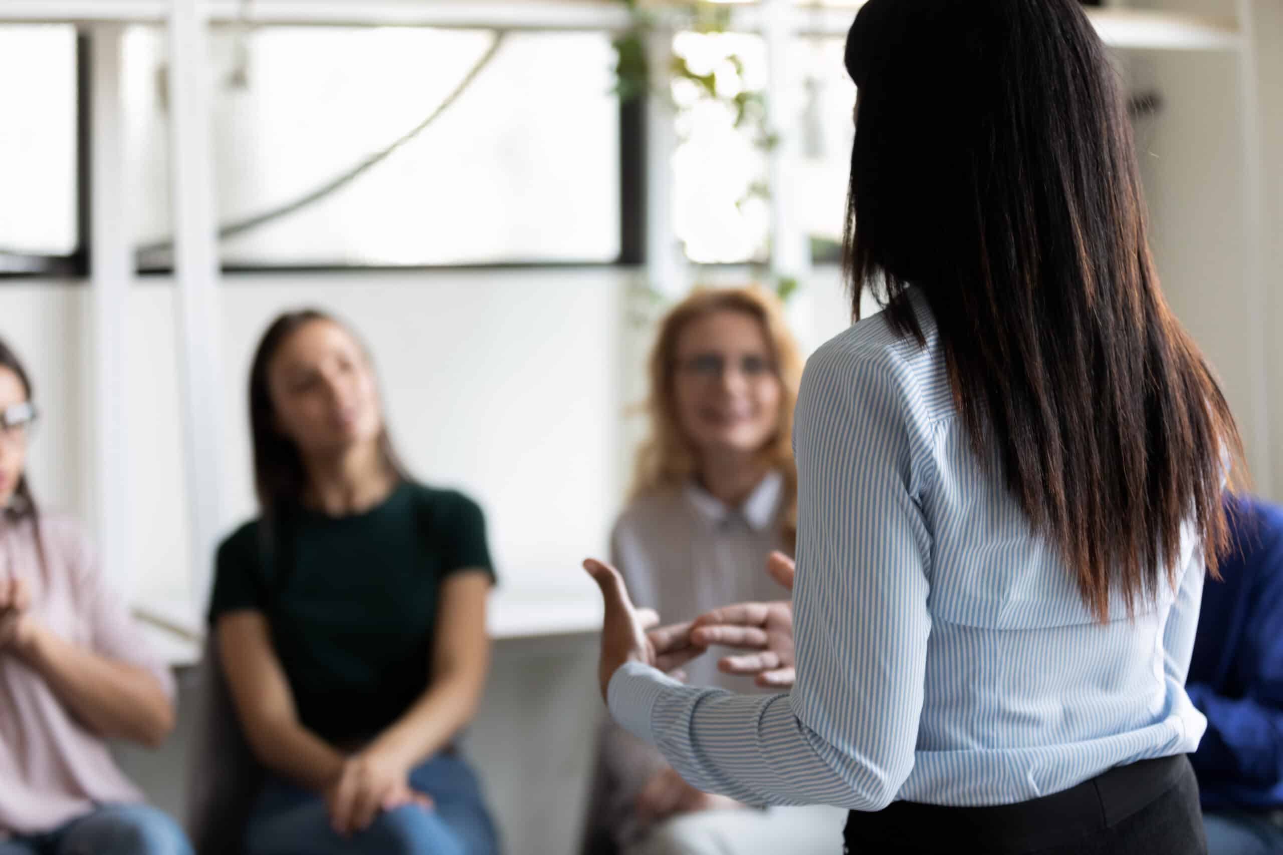 Frau gibt Seminar