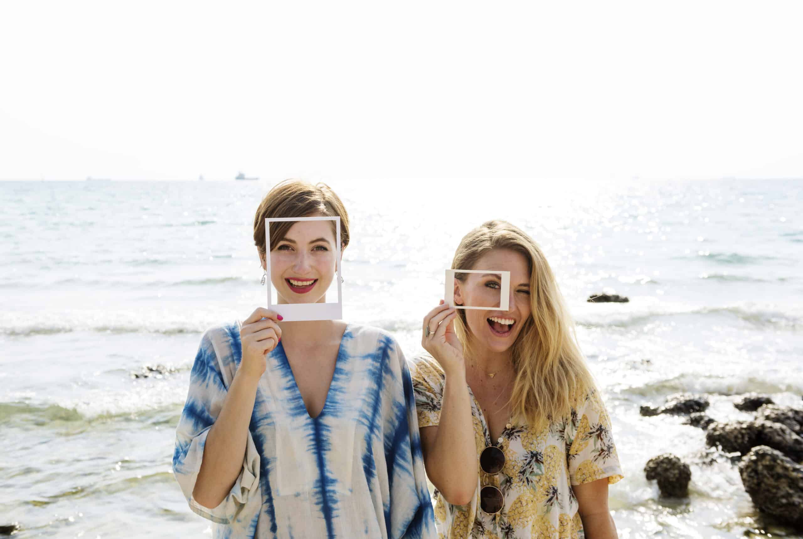 zwei junge Frauen am Meer