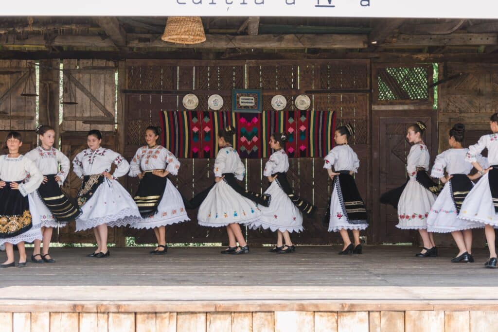 Frauen in Tracht, die zusammen tanzen.