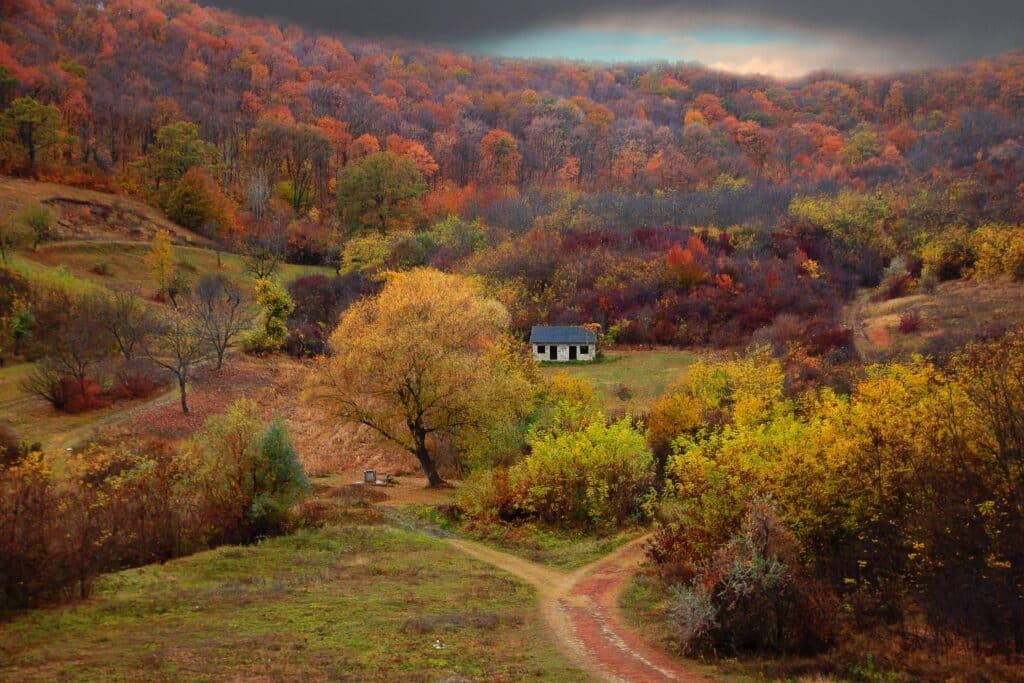 Schöne Naturlandschaft mit kleinem Haus in Bildmitte.