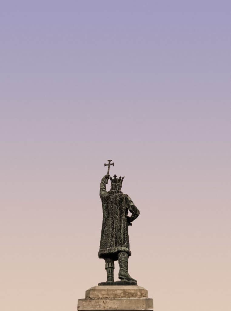 Statue des Stefan des Großen, von hinten fotografiert, im Sonnenuntergang.