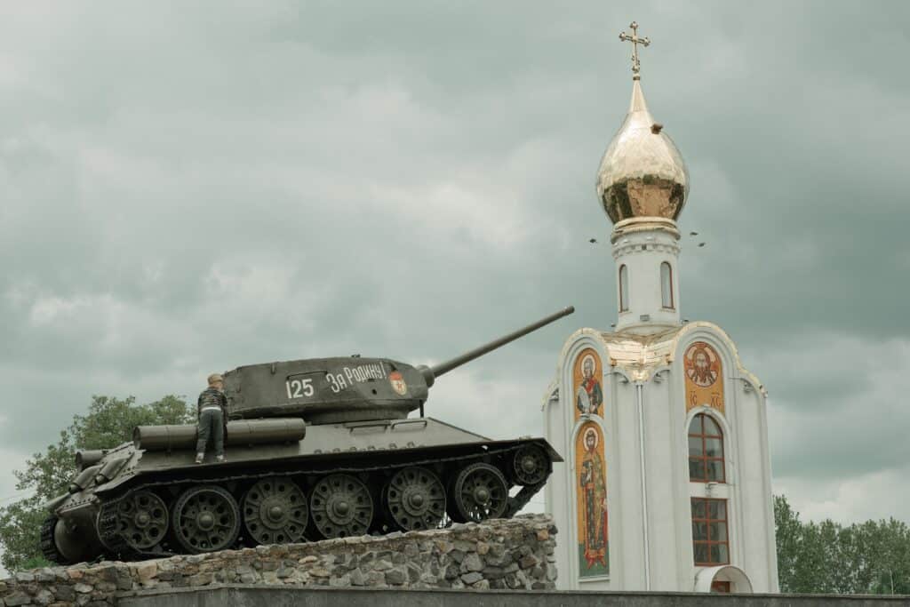 Panzer vor russisch-orthodoxer Kirche.