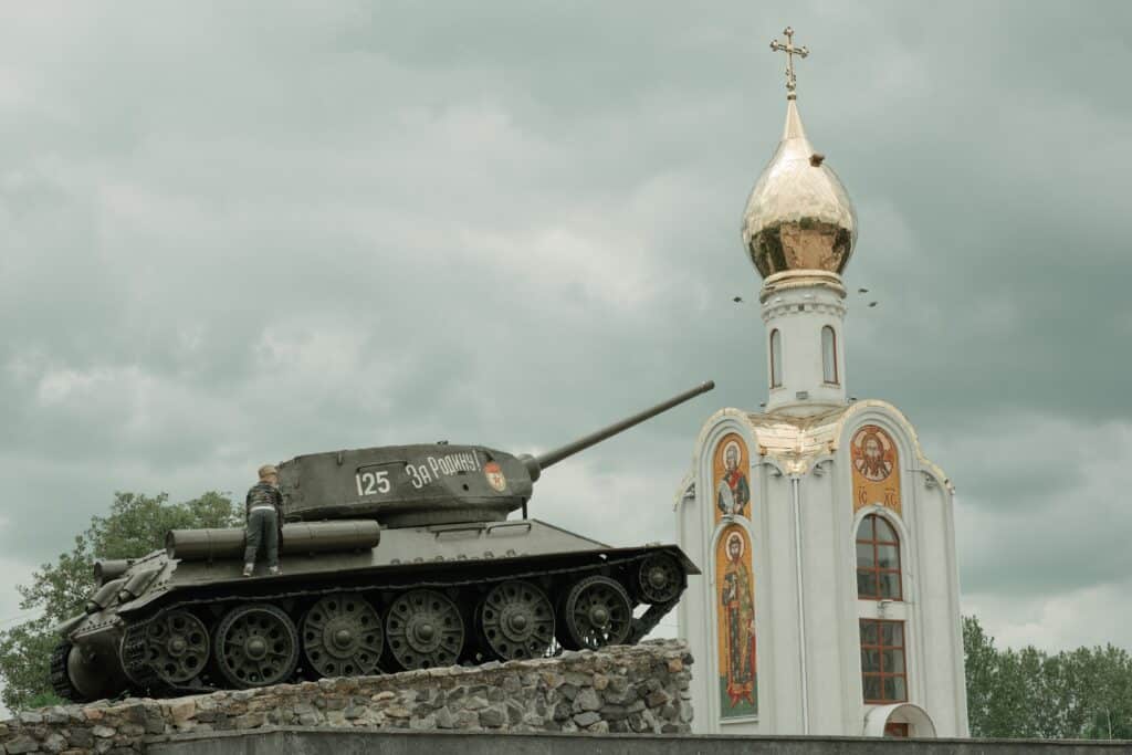 Panzer vor russisch-orthodoxer Kirche. Panzer vor russisch-orthodoxer Kirche.