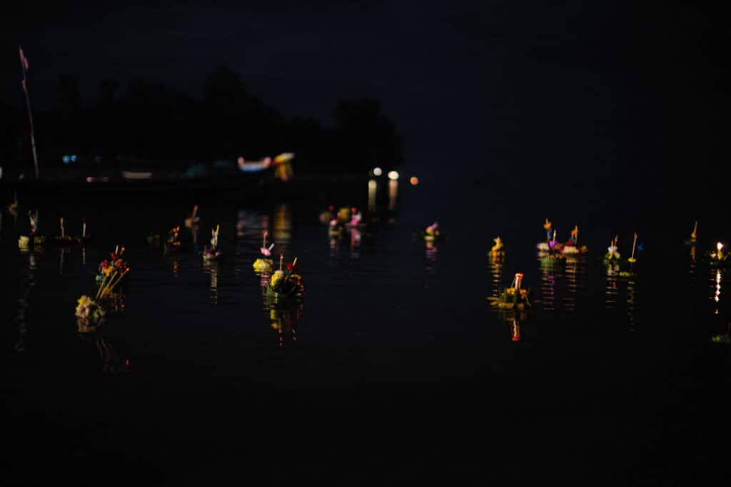 Kleine Bambusschiffchen auf dem Wasser