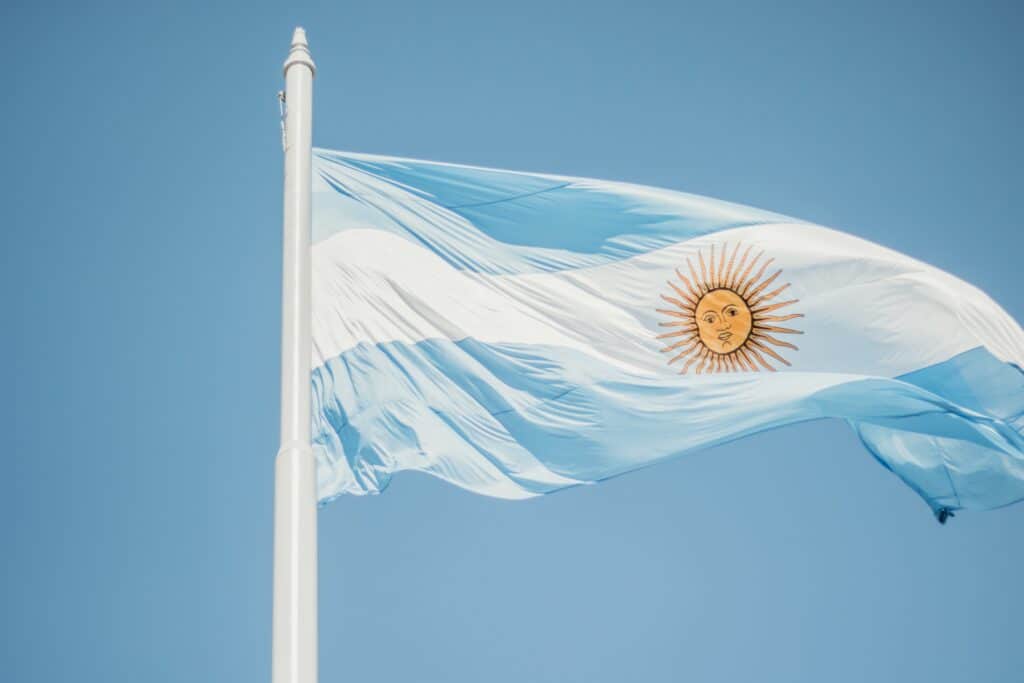 Die Argentinische Flagge, wie sie im Wind weht.