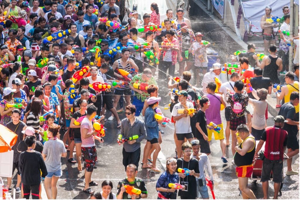 Wasserschlacht auf den Straßen von Bangkok