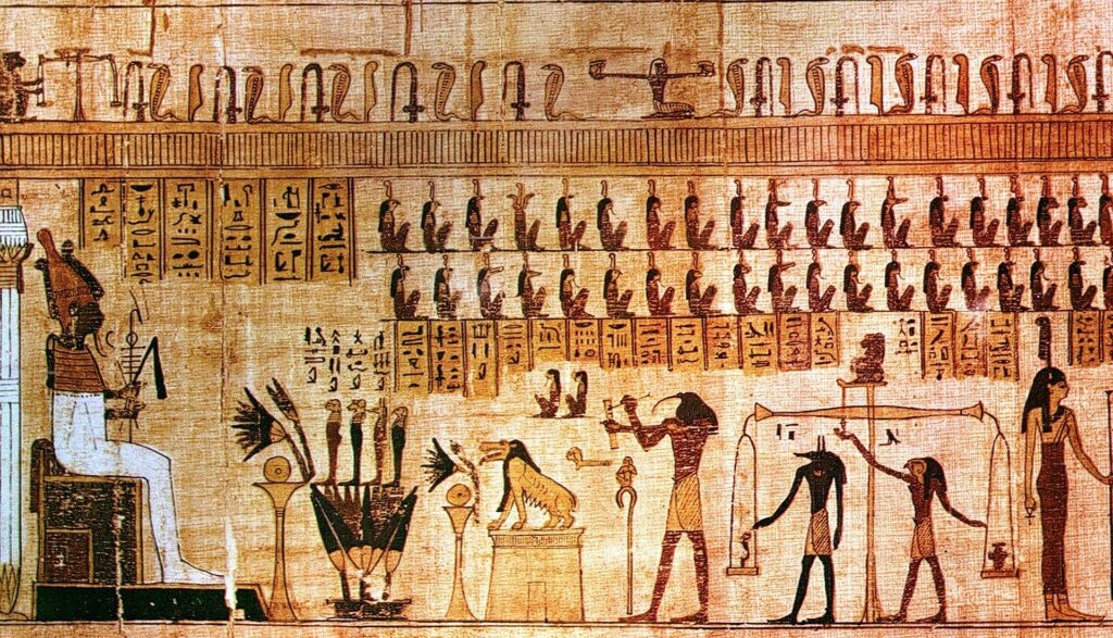 Hieroglyphen und Malereien von Göttern auf Pergament