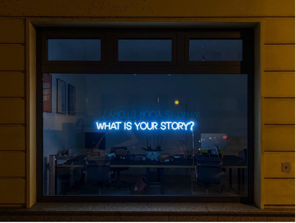 Storytelling in PR: A shop window with the slogan "What is your story" 