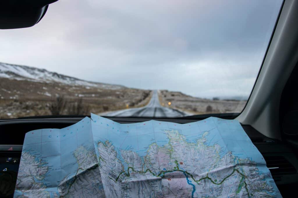 Storytelling und PR-Strategien: Blick aus einem Autofenster und eine Landkarte