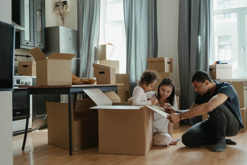 Junge Familie in neuem Zuhause