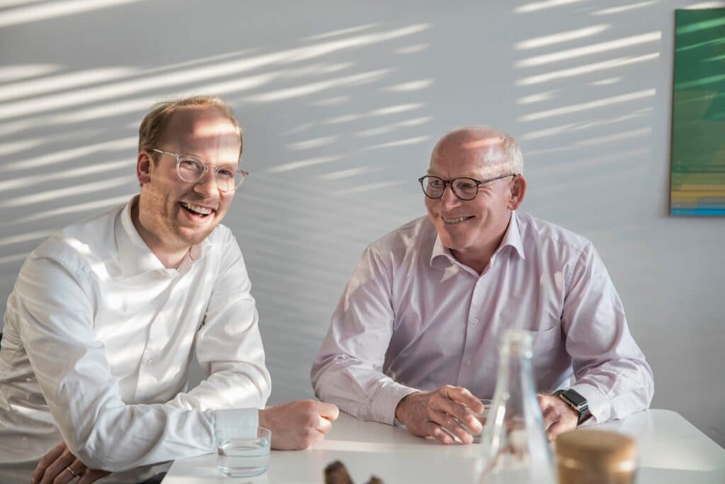 Max und Prof. Dr. Martin Viessmann zusammen auf einem Foto, lachend.