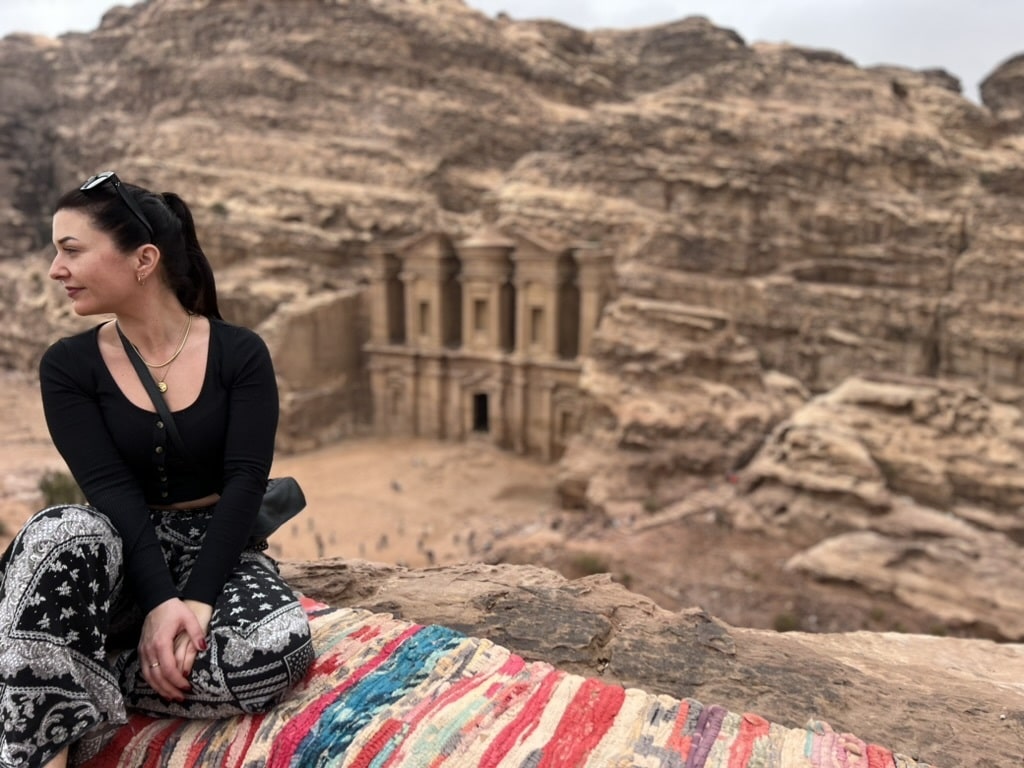 Kendra vor Ruinen von Petra Jordanien - Von Potsdam in die Ferne – Kendras Reise um die Welt