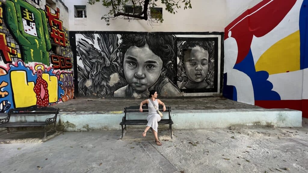 Kendra vor Strassenkunst in Havanna Kuba - Von Potsdam in die Ferne – Kendras Reise um die Welt