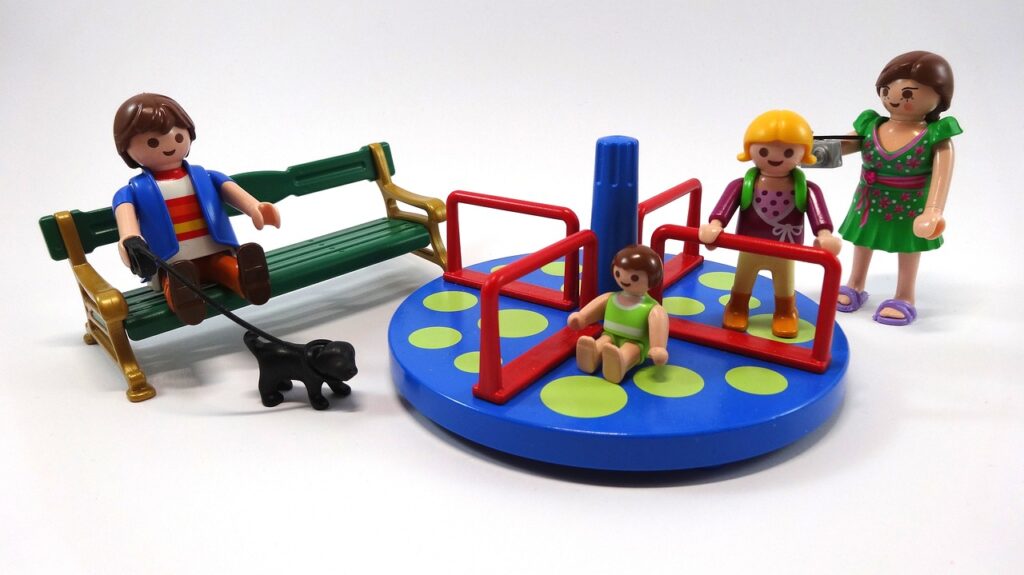 Eine Playmobil-Familie auf dem Spielplatz