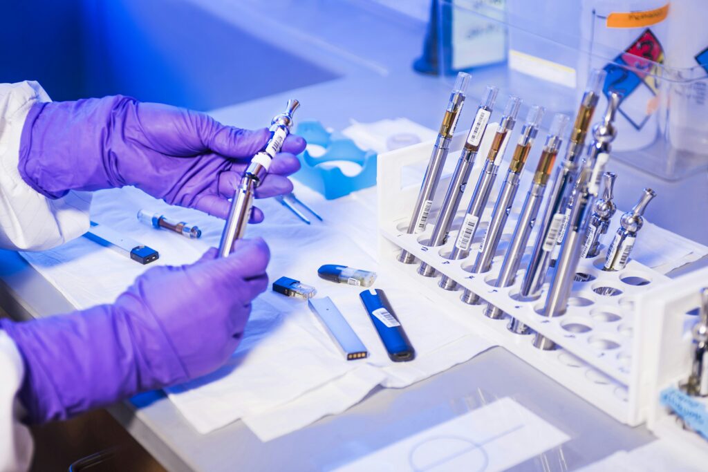 Laborarbeiten. Ein Pharmamitarbeiter hantiert mit Röhrchen. Das Bild ist ein Sinnbild für den Grünenthal Skandal. 