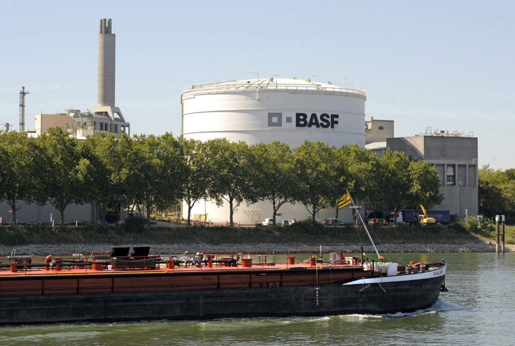 1214 Headquarters of the BASF Group Ludwigshafen - Die Heldenreise von BASF: 150 Jahre Unternehmensgeschichte mit Höhen und Tiefen